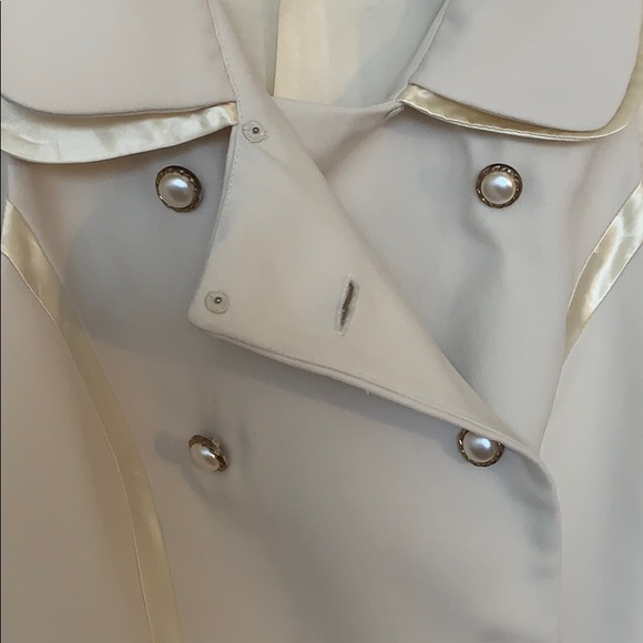 Beautiful blouse. Size 6. - Picture 3 of 8